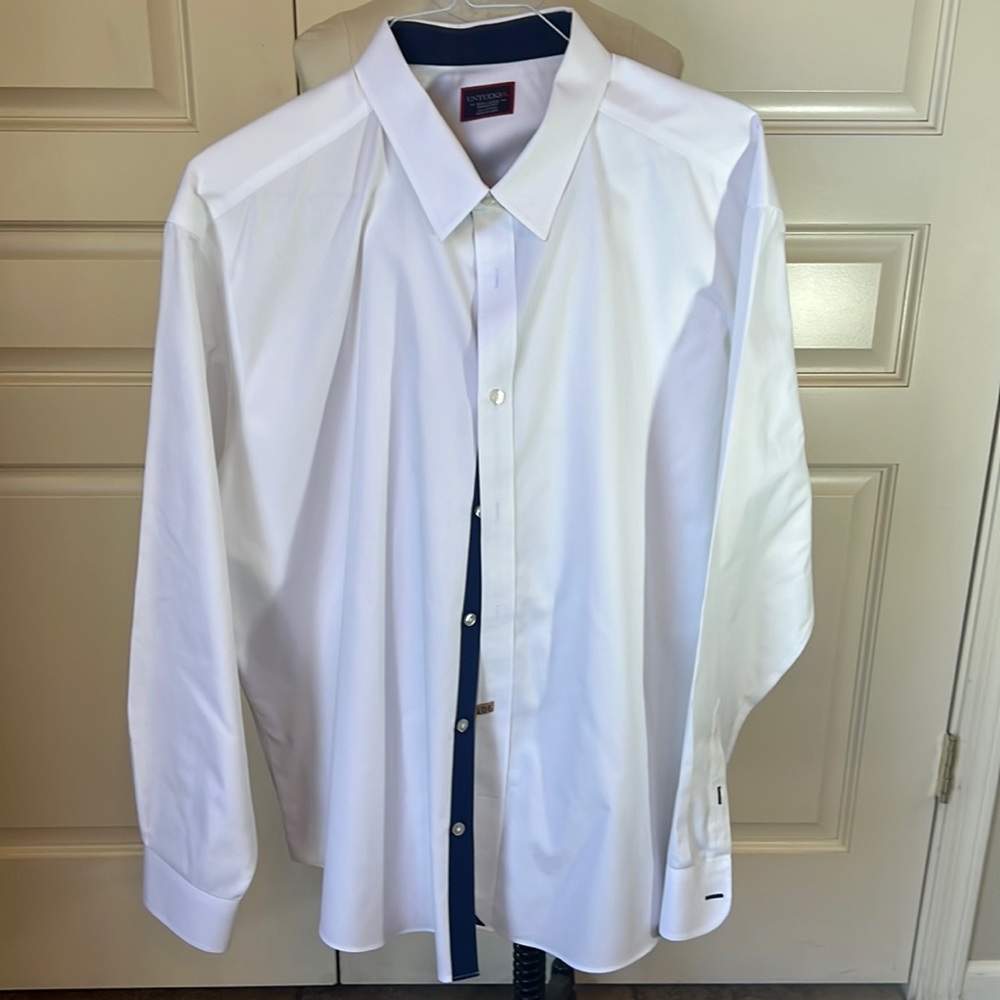 UNTUCKit Men’s long sleeved buttoned down shirt